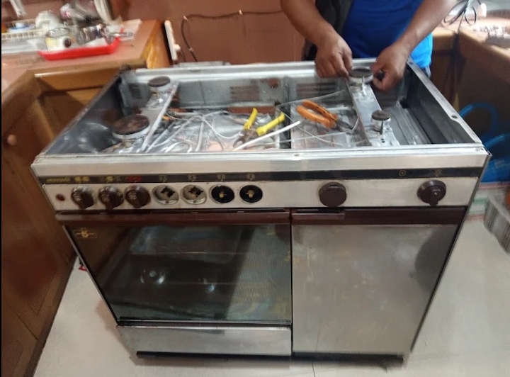 Pembongkaran unit kompor untuk perbaikan